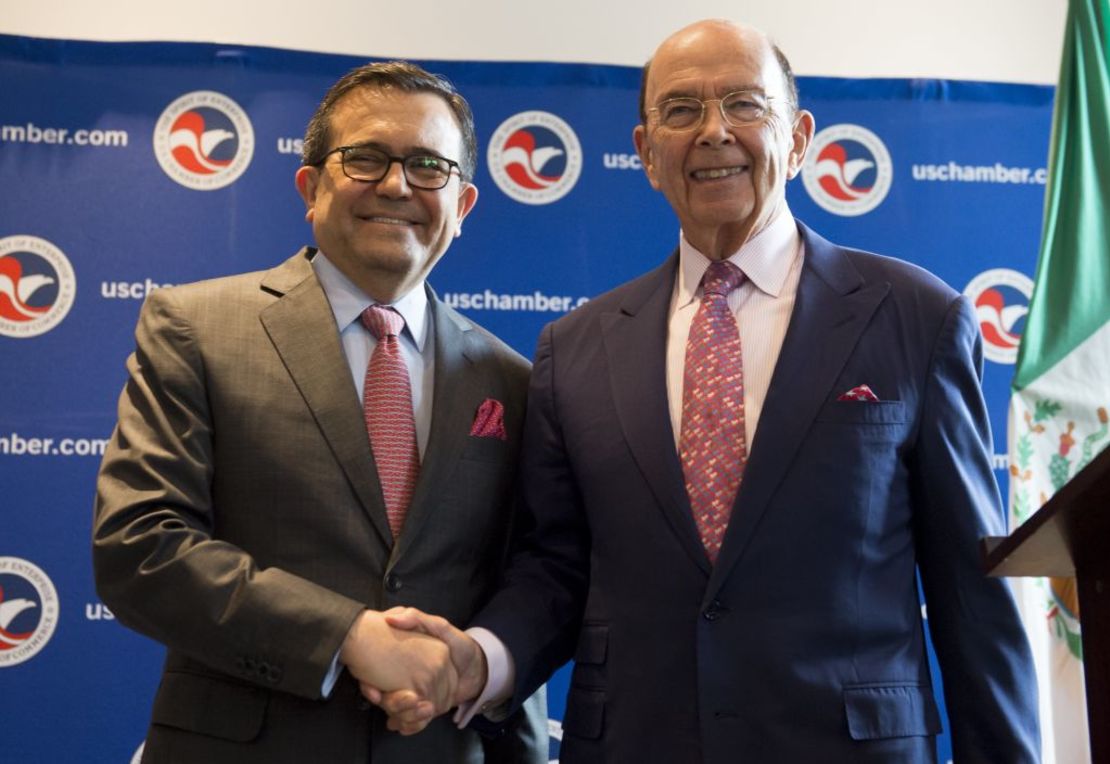 El secretario de Comercio de EE.UU., Wilbur Ross, se saluda con el secretario de Economía de México, Ildefonso Guajardo, tras una conferencia de prensa acerca del acuerdo sobre exportaciones mexicanas de azúcar en la sede de la Cámara de Comercio de EE.UU. en Washington.