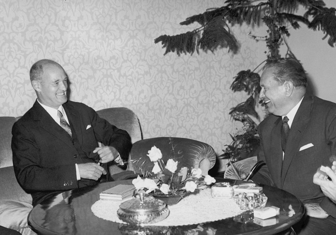 George Kennan (i) junto al presidente yugoslavo Josip Broz Tito en 1961.