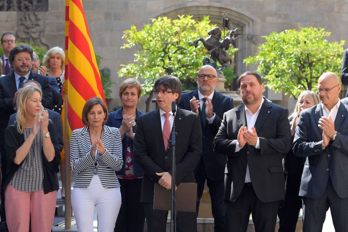 El presidente de la Generalitat, Carles Puigdemont (centro), rodeado por otros miembros del Gobierno de Cataluña al momento de anunciar la fecha del referéndum.