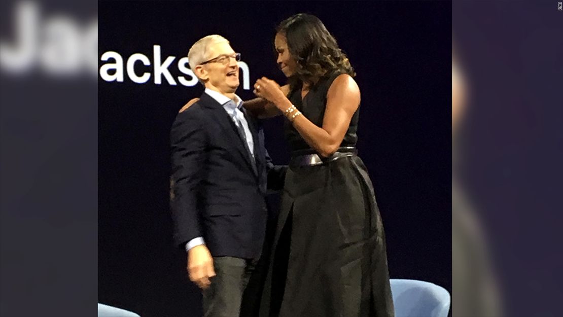 CNNE 418514 - 170606150440-michelle-obama-tim-cook-wwdc-1100x619