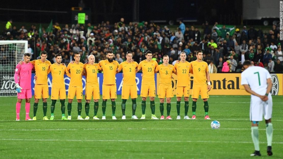 Los Socceroos australianos observan un momento de silencio antes del partido de clasificación al Mundial de Rusia 2018 el 8 de junio.