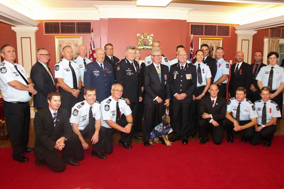 Gavel, meses después de llegar a la policía de Queensland, junto a un grupo de personal condecorado en mayo de 2016.