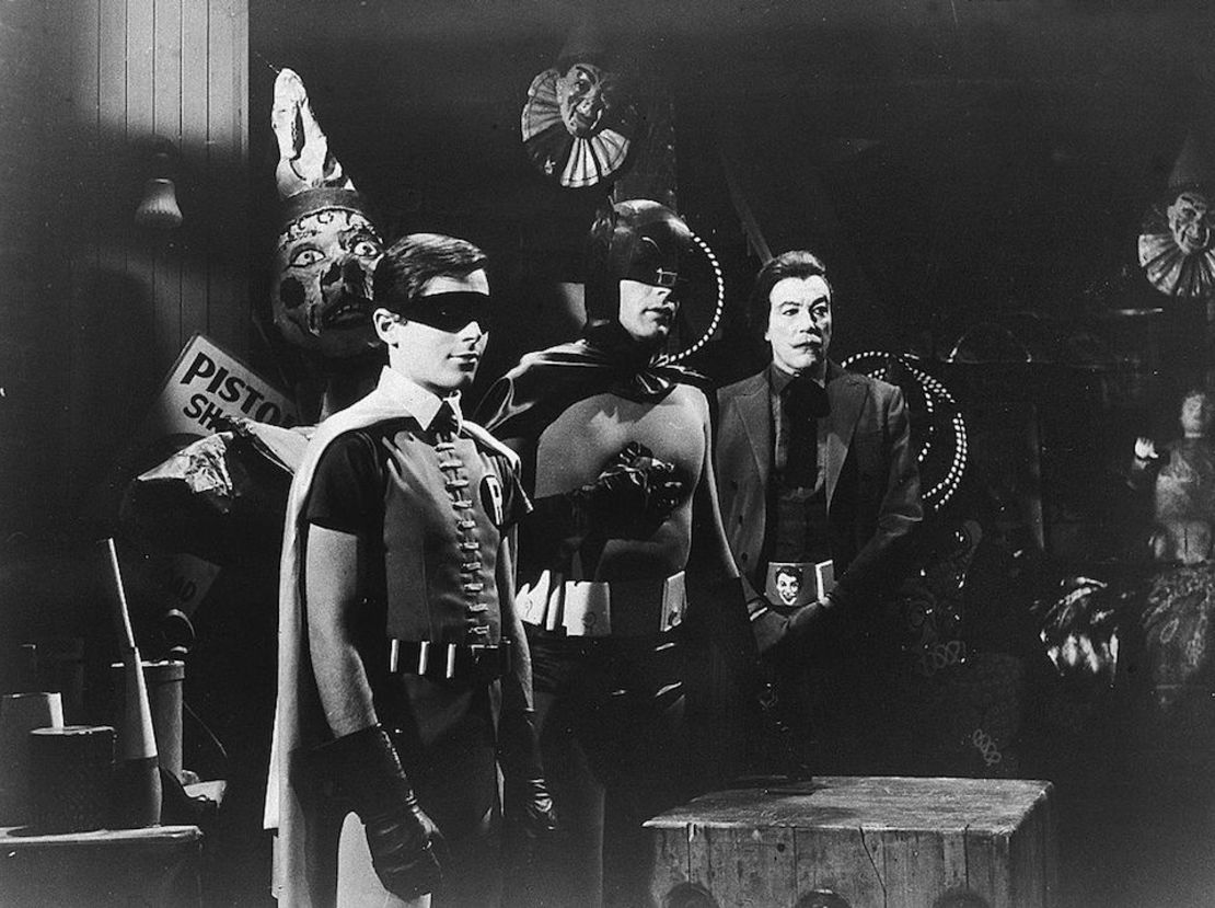 Adam West, caracterizado como Batman (centro), junto a los actores Burt Ward, como Robin, y Cesar Romero, como el Guasón, en una imagen de la serie de televisión "Batman" de 1967.