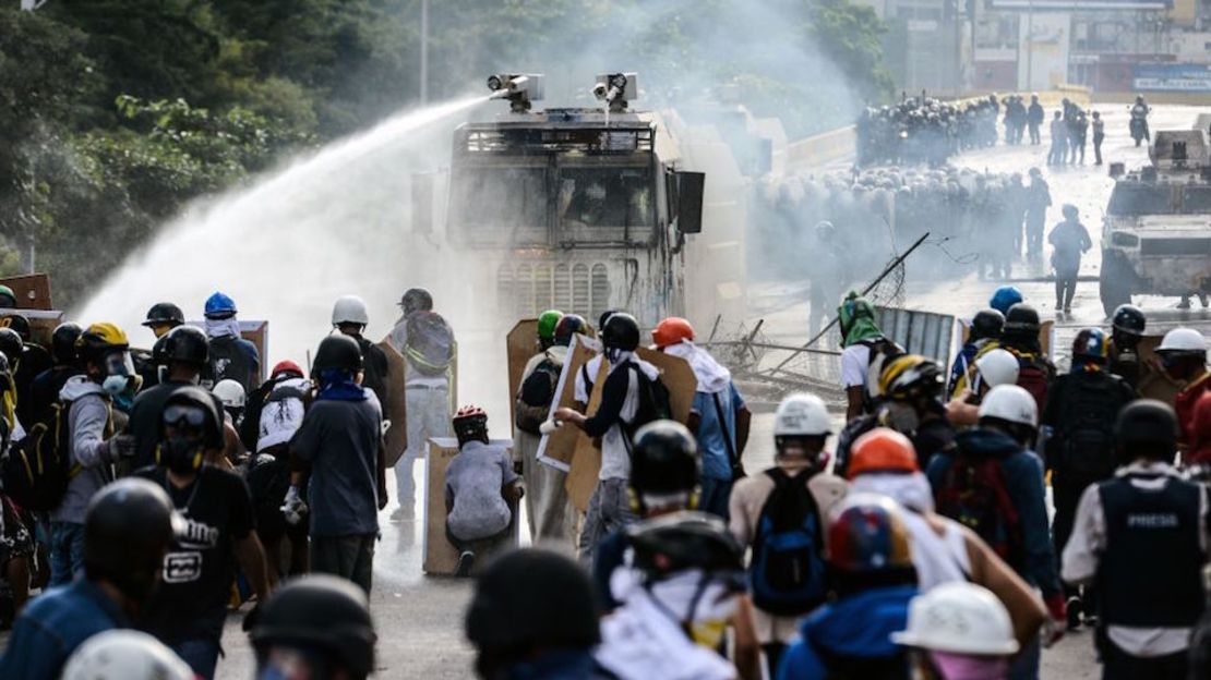 Enfrentamientos entre opositores y fuerzas del gobierno en Caracas este 10 de junio.