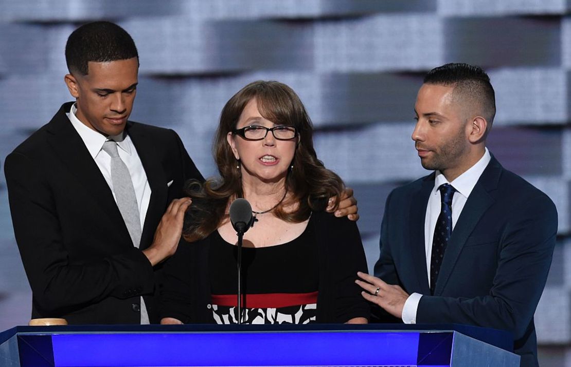 Christine Leinonen (c), madre de Christopher 'Drew' Leinonen, asesinado en el Pulse, es acompañada por los sobrevivientes Brandon Wolf (i) y José Arriagada durante la Convención Nacional Demócrata del 2016.