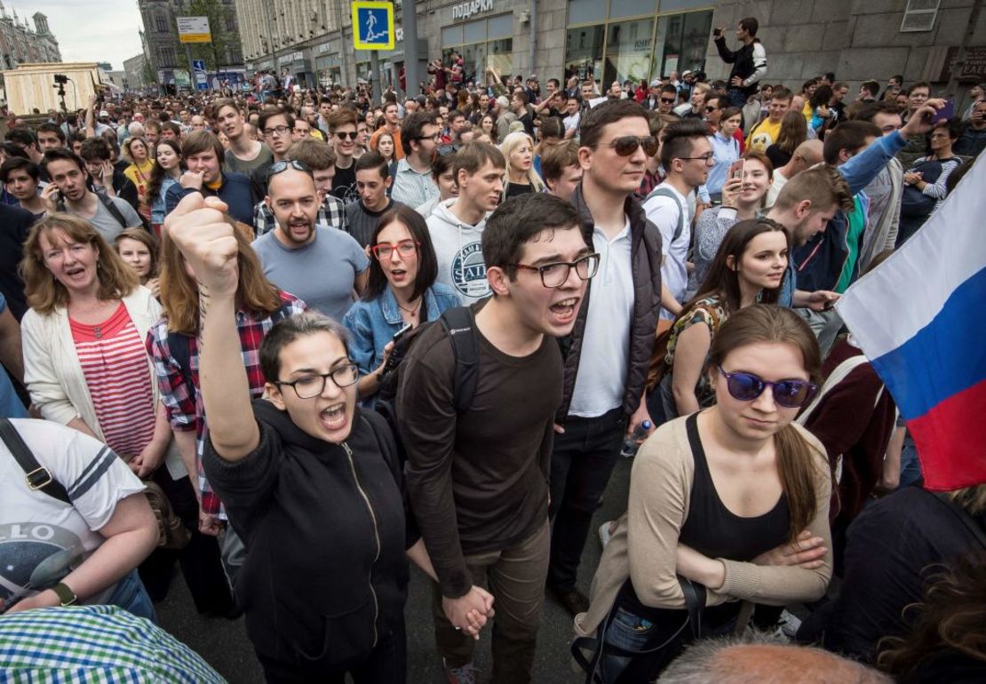 Manifestantes participan en una marcha por las calles de Moscú este 12 de junio.