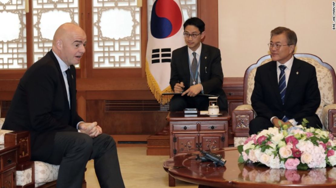 El presidente de Corea del Sur, Moon Jae-in, se reúne con el presidente de la FIFA, Gianni Infantino, en la Casa Presidencial en Seúl, Corea del Sur.