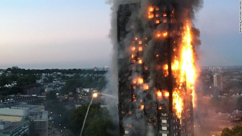 El fuego inició durante la madrugada, mientras los residentes dormían.