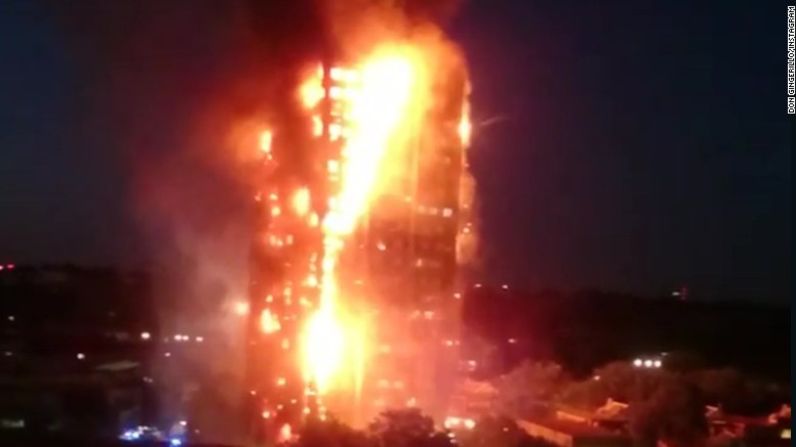 Un impresionante incendio arrasó un edificio de 24 pisos y más de 100 apartamentos en Londres.