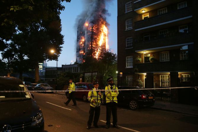 La policía aseguró las inmediaciones del edificio, situado en Lancaster West Estate en North Kensington.