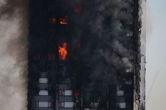 Pero partes del edificio continuaron ardiendo durante la mañana.