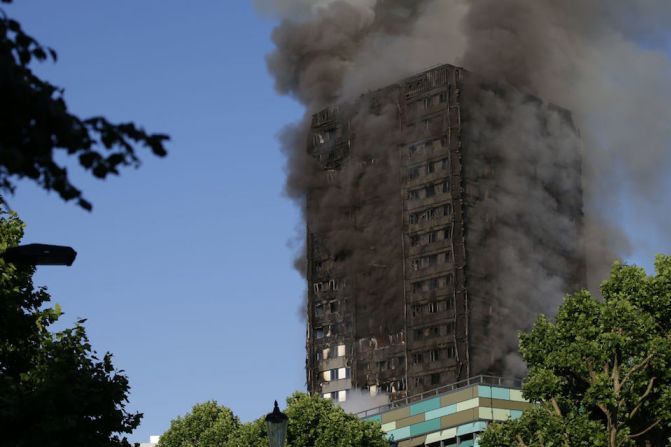 Testigos pudieron ver partes del edificio cayendo en llamas.