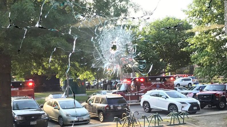 Un congresista y al menos dos policías están heridos. Al lugar han llegado ambulancias aéreas.