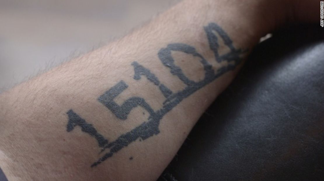 Fetterman tiene el código postal de Braddock tatuado en su brazo.