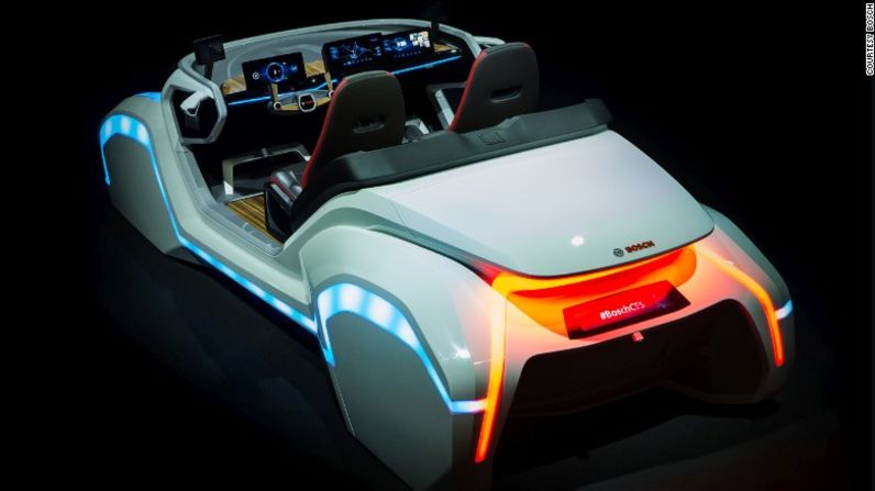 El auto conceptual de Bosch cuenta con una pantalla de panel con un aspecto holográfico de calidad táctil, que les da una sensación física. Además, tiene un sistema de control de gestos para que pueda utilizar las señales de mano para controlar ciertas funciones. Tu teléfono inteligente actúa como el botón de desbloqueo, por lo que nunca tienes que llevar una llave.