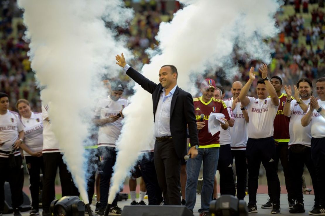 Rafael Dudamel saluda durante el recibimiento de la 'Vinotinto' Sub 20 en el estadio Olímpico de la UCV en Caracas.