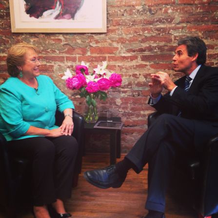 Carlos Montero con la presidenta de Chile, Michelle Bachelet.