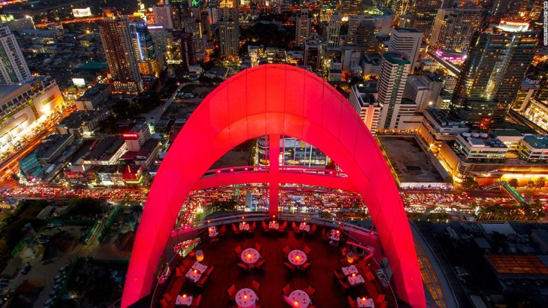 El Red Sky es un bar pretencioso, ubicado en un piso 55. Se destaca por sus arcos de colores cambiantes y su bar luminiscente, además de que ofrece unas vistas panorámicas increíbles de la ciudad.