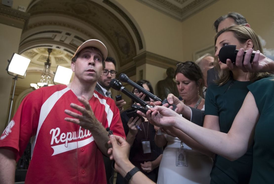 El representante Chuck Fleischmann habla con los medios tras el tiroteo en Virginia.