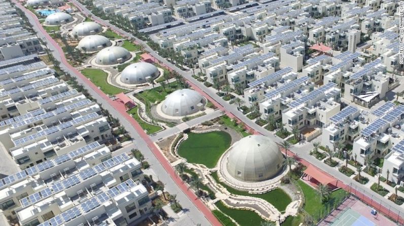 El sitio, a unos 30 kilómetros de Dubai, fue construida para atraer a los compradores ‘ecofriendly’. La Ciudad Sostenible es el primer complejo residencial que consume cero energía neta en Dubai, lo que significa que sus necesidades de energía son autosostenibles.