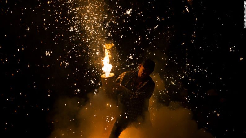 Cada julio, estos explosivos caseros (suelen ser tubos de bambú llenos de pólvora negra) aparecen en el Festival Gion, en la ciudad de Toyohashi, en Japón. Los maestros de los 'Hanabishu' cargan esos cilindros bajo el brazo, se forman en un círculo y empiezan a lanzar estos artefactos para crear una dramática tormenta de fuego. En el clímax del espectáculo, los tubos explotan de manera simultánea.