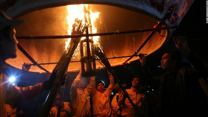 Para los que prefieren los fuegos artificiales de naturaleza más suave, el festival de globos de Myanmar usa globos de papel de arroz encendidos con fuego que lanzan hacia el cielo. Aunque a veces les atan petardos explosivos para ponerle algo de picante al espectáculo, que se lleva a cabo en la ciudad de Taunggyi entre octubre y noviembre.