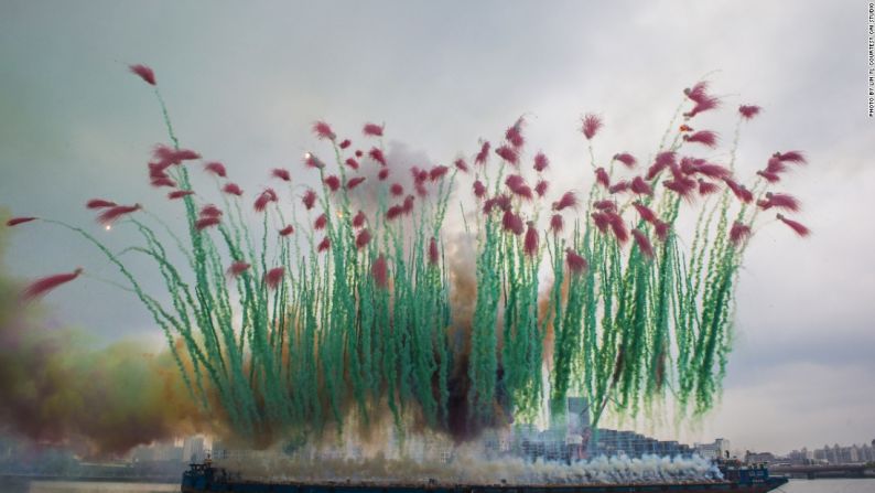 El artista pirotécnico chino Cai Guo-Qiang diseñó la 'Escalera al Cielo', una escalera de 500 metros hecha de fuego, que inspiró un documental que ya está en Netflix.