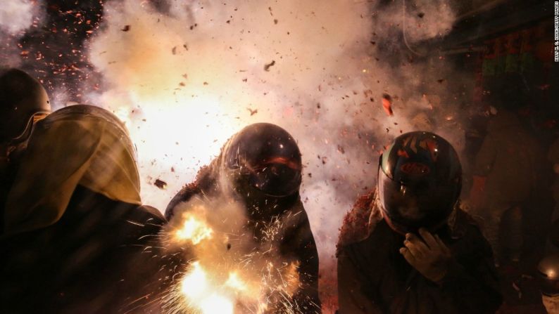 Nadie regresa del Festival de Fuegos Artificiales Yanshui Beehive, de Taiwán, sin un casco de motocicleta o, como mínimo, una toalla de papel que envuelve su cabeza. Cada febrero, los fuegos artificiales son embutidos en estructuras de madera para el festival. Cuando llega el momento, explotan. Pero en lugar de correr para cubrirse, los alegres espectadores bailan y zapatean alrededor, exponiéndose a las llamas. Después de todo, se cree que es de buena suerte ser afectado por uno de los 600.000 cohetes miniaturas que se lanzan.