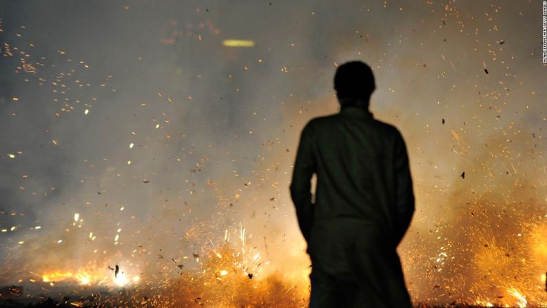 En honor al festival de las luces, muchas comunidades de la India como esta de Diwali celebran el Año Nuevo Hindú con impresionantes fuegos artificiales. Lo raro es que los disparan desde hoyos en la tierra.