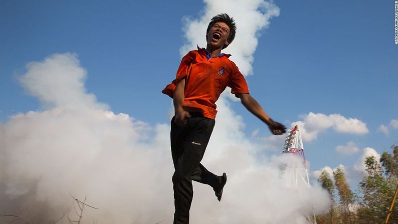 El Festival de los Cohetes de Tailandia (Prapheni Bun Bang Fai) se realiza en en la ciudad de Yasothon (Tailandia) entre abril y junio. Sus protagonistas son unos cohetes hechos de bambú o PVC, que representan un real riesgo pues pesan más de una tonelada y alcanzan altitudes de más de 6.000 metros. Mira la siguiente galería para conocer otras exhibiciones de fuegos artificiales peligrosas y aterradoras.