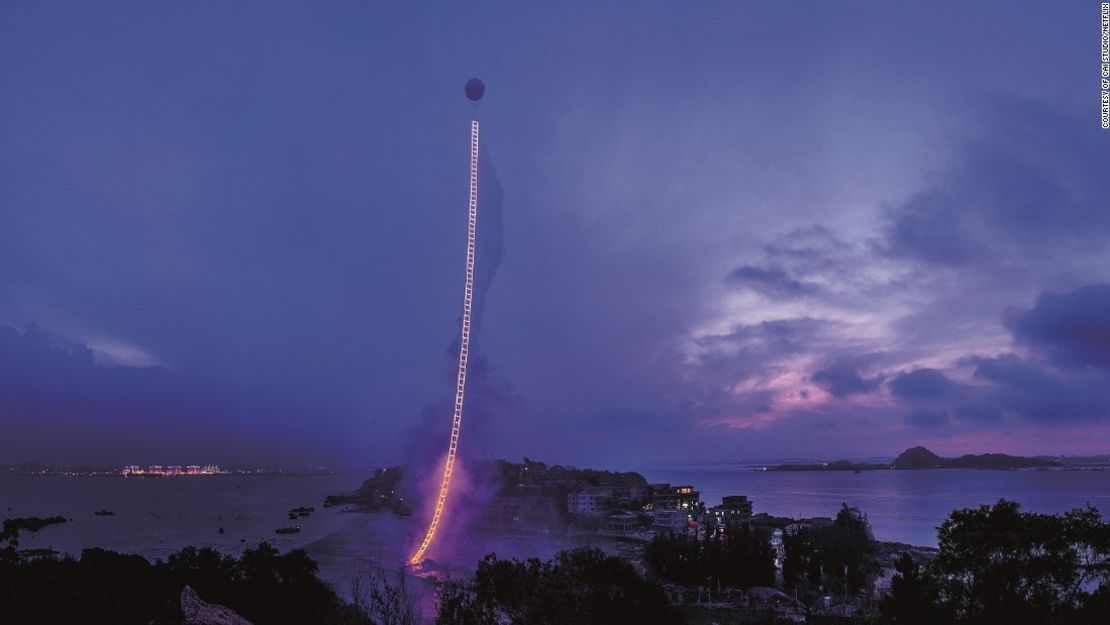 El artista pirotécnico Cai Guo Qiang creó esta Escalera al cielo, hecha de fuego. Foto: Cortesía de Cai Studio/Netflix ©