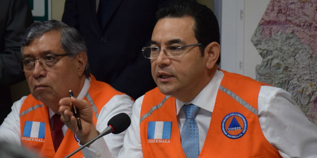 El presidente de Guatemala, Jimmy Morales, asiste a una rueda de prensa convocada por la Conred tras el sismo del pasado miércoles.