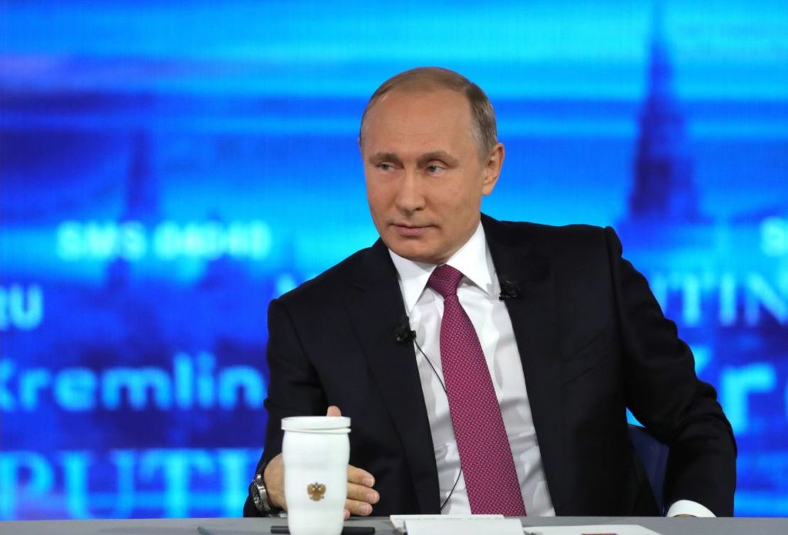 El presidente ruso, Vladimir Putin, responde preguntas durante la Línea Directa con el Presidente de la televisión estatal rusa.