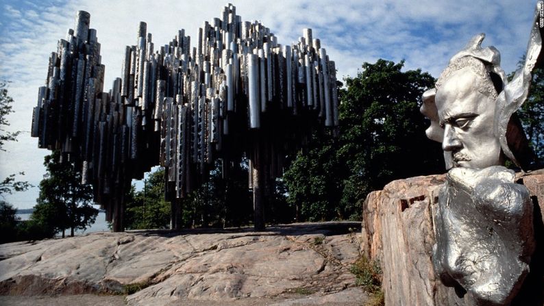 Si estás en Helsinki deberías visitar el monumento al compositor más célebre del país: Sibelius. Es una escultura de acero soldado de Eila Hiltunen que se parece a un órgano gigante con más de 600 tubos. También tiene un busto del mismo Jean Sibelius, cuyas composiciones incluyen la hermosa pero escalofriante 'Finlandia'.