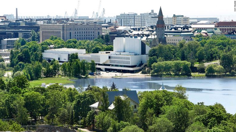 Disfruta de su arquitectura. El 'Finlandia Hall' (la estructura blanca después del lago) es una de las construcciones más famosas de Alvar Aalto, el arquitecto y diseñador más reconocido de Finlandia.