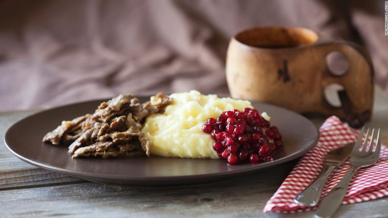 Hay tres delicias que no puedes dejar de probar en Finlandia: estofado de salmón, torta de arándanos y reno (en la foto).