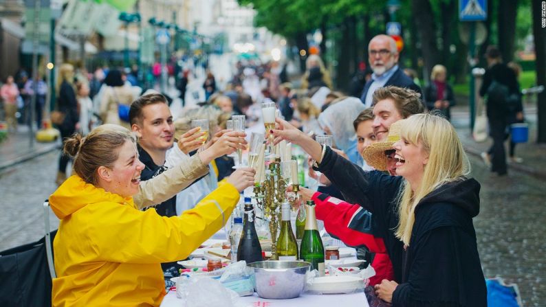 Las temperaturas de invierno hacen que Helsinki sea un lugar en donde salir de noche puede terminar en hipotermia, por lo que los bares tienden a motivar a la gente para que salga. Por eso, te recomendamos salir a un bar y tomarte un 'lonkero' (trago largo, generalmente de ginebra y refresco de pomelo) y que te empapes de la atmósfera, idealmente conversando con locales.