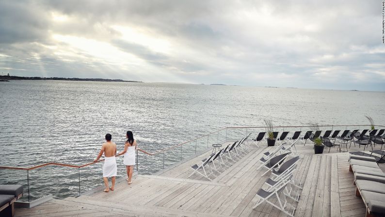 Los finlandeses aman los saunas. La nación afirma tener cerca de 3,5 millones de saunas, casi uno por cada 1,6 personas. Este de la foto, el Löyly, que significa vapor de sauna en finlandés, es un sauna ecológico ubicado en un muelle sobre el Mar Báltico.