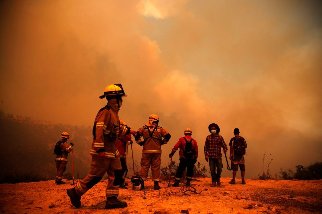 Los bomberos trabajan en la zona de un incendio forestal en las colinas de la comuna de Quilpe, región de Valparaíso, Chile, el 3 de febrero de 2024.