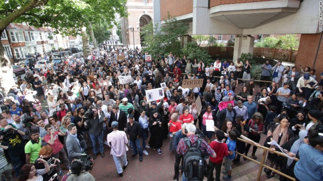 Protestantes reunidos afuera del Ayuntamiento de Kensington, en el oeste de Londres.