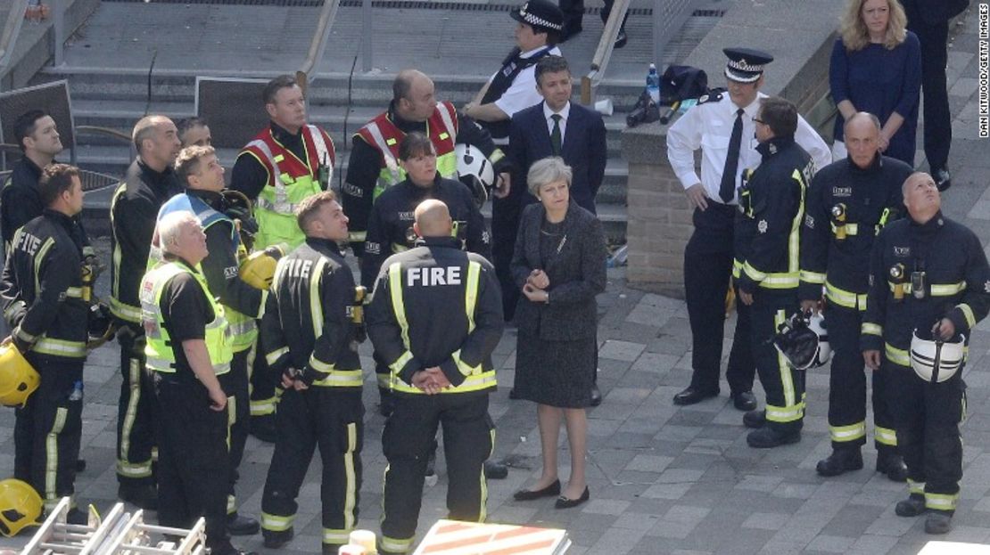 La primera ministra Theresa May ha enfrentado duras críticas por no reunirse con los residentes del edificio, cuando realizó una discreta visita a la escena del desastre.