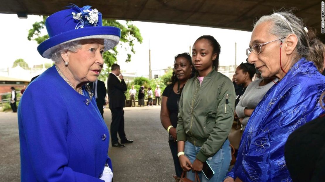 La reina Isabel II se reunió con miembros de la comunidad afectados por el incendio de la Torre Grenfell, en el oeste de Londres.