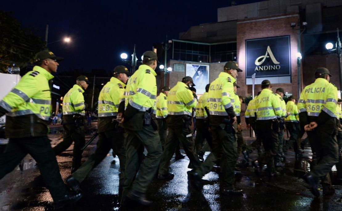 Policías colombianos rodean el centro comercial Andino este sábado tras una explosión en un baño del segundo piso del exclusivo lugar del norte de Bogotá. La explosión dejó al menos 3 muertos y varios heridos. Mira en esta galería fotos del lugar de los hechos, la evacuación y los momentos posterior a la explosión.