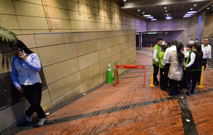 Empleados del centro comercial Andino esperan noticias tras la explosión. Tanto el presidente Juan Manuel Santos como el alcalde Enrique Peñalosa se dirigieron al lugar de los hechos.