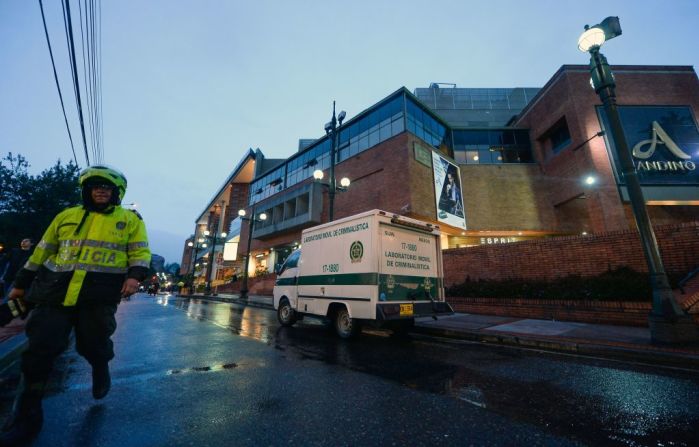 La Policía Criminalística y otras fuerzas de seguridad se movilizaron al centro comercial al norte de Bogotá. Por el momento no se conoce quién estaría detrás del hecho.