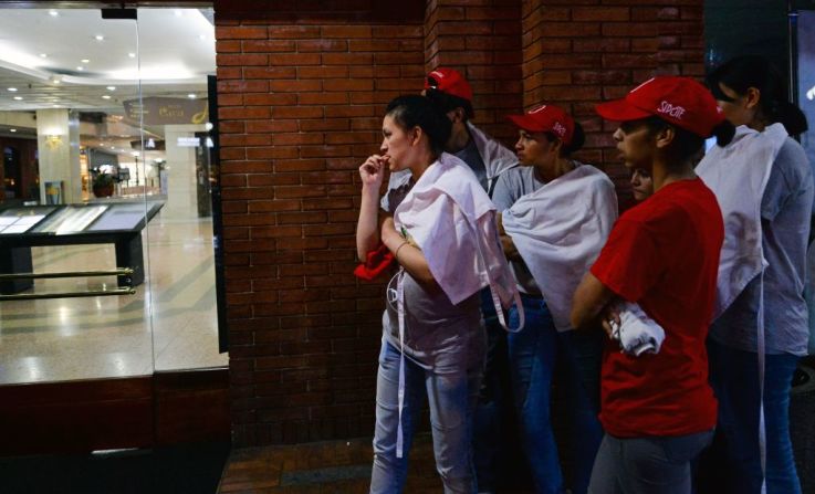 Un grupo de personas esperan a las afueras del centro comercial Andino, localizado en un exclusivo sector de la capital colombiana.