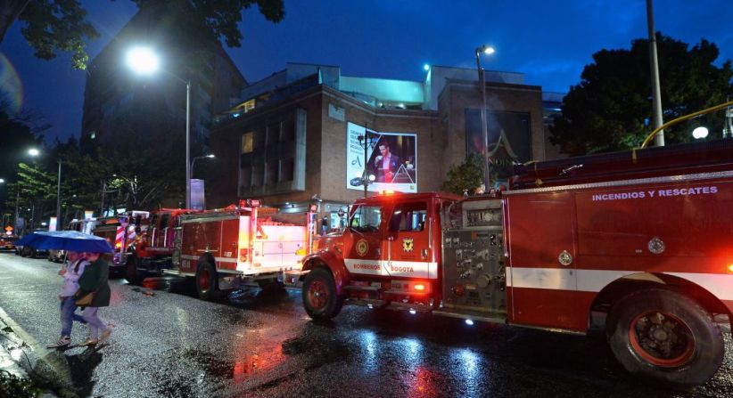 Los bomberos llegaron al lugar de los hechos para descartar otras posibles amenazas.