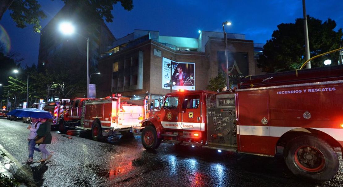 Los bomberos llegaron al lugar de los hechos para descartar otras posibles amenazas.