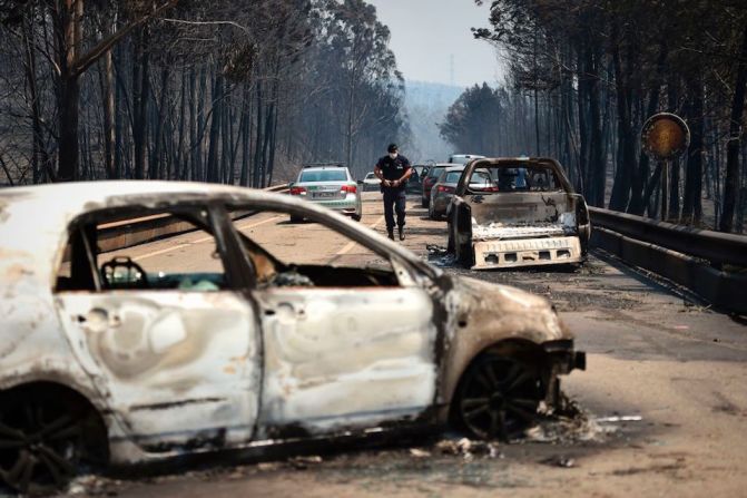 Algunas de las víctimas murieron atrapadas por el fuego en sus vehículos mientras trataban de huir.