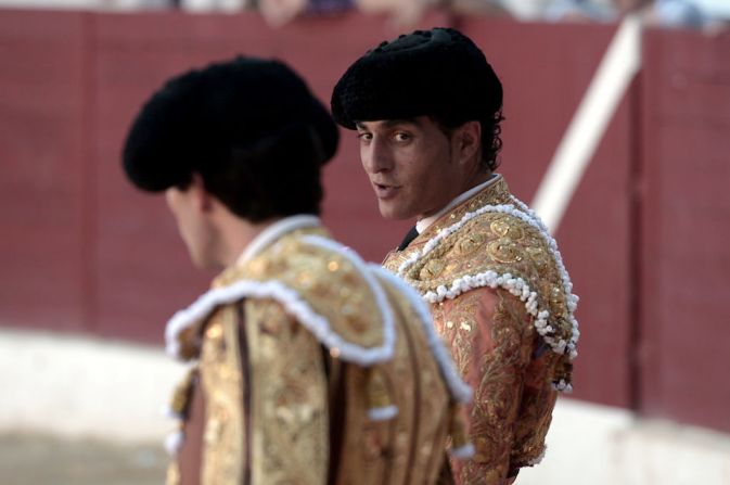 Ivan Fandiño (derecha) junto al matador Juan del Álamo durante la corrida de toros en Aire sur Adour, en el suroeste de Francia.